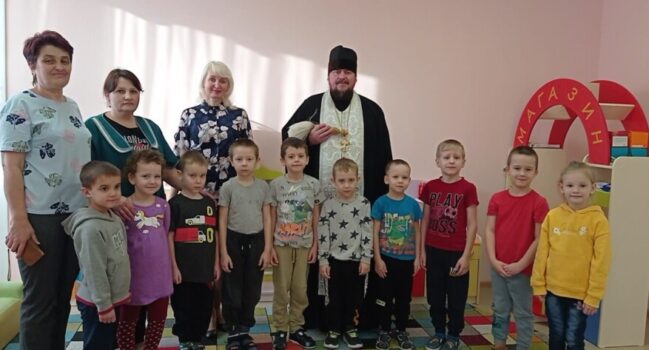 В день Крещения Господня благочинный Красненского округа посетил посетил детский сад «Капелька» села Красное
