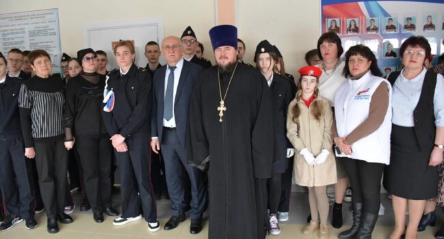 В школе имени М. И. Светличной в Красненском районе состоялось торжественное открытие мемориальной «Парты Героя»