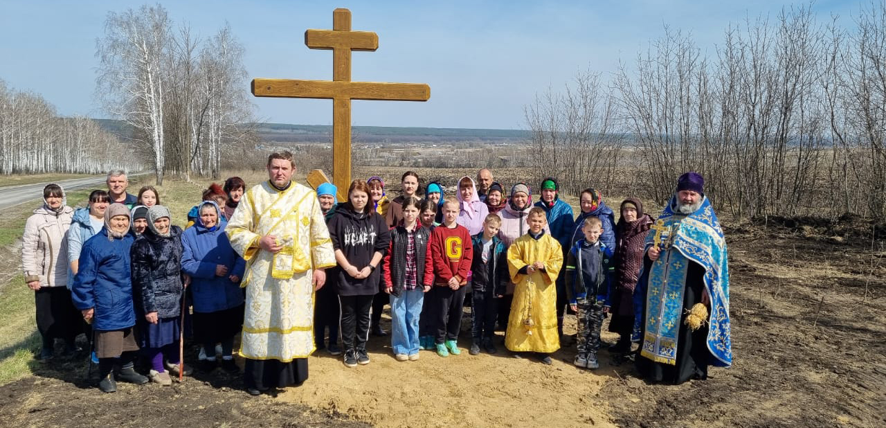 Был установлен и освящен поклонный крест в селе Горки
