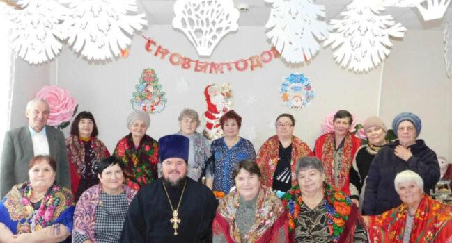 Благочинный Красненского церковного округа посетил отделение дневного пребывания Красненского комплексного центра