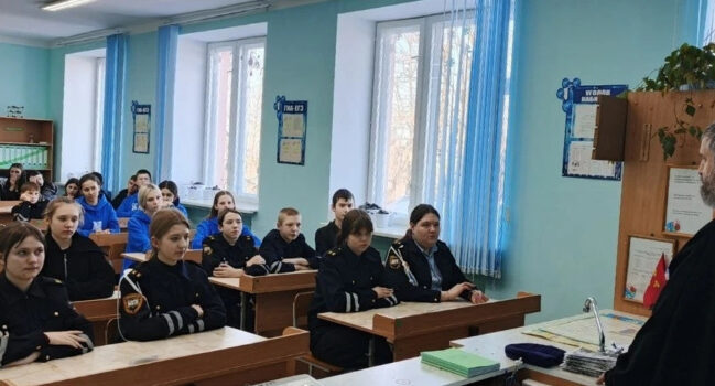 Настоятель храма Владимирской иконы Божией Матери села Староуколово провел очередную встречу с учащимися старших классов ОГБОУ «Новоуколовская СОШ»