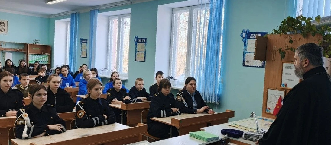 Настоятель храма Владимирской иконы Божией Матери села Староуколово провел очередную встречу с учащимися старших классов ОГБОУ «Новоуколовская СОШ»